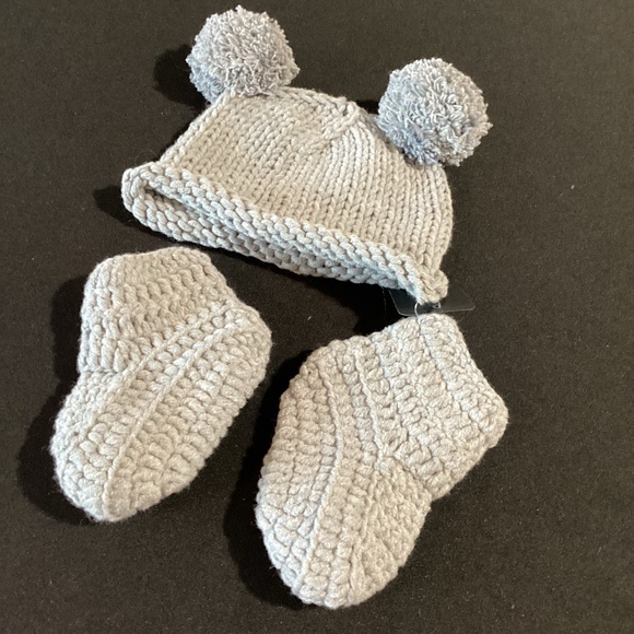 120. Grey Bear Ear Hat & Bootie Set Baby Photoshoot Outfit EUC - Picture 2 of 2